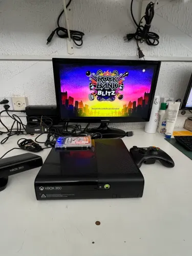 Xbox 360 Super Slim (desbloqueado) + HD com jogos Kinect e controle 