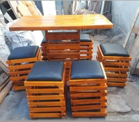 Mesa com 6 Banquinhos