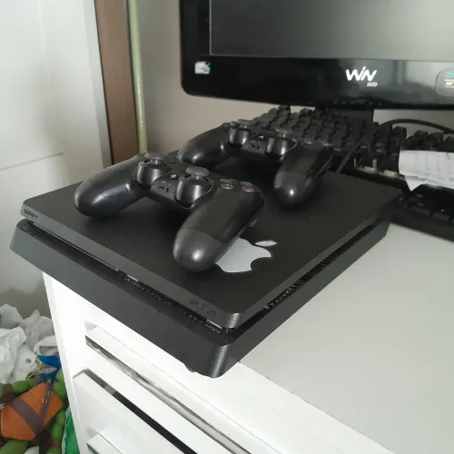 Playstation 4 Slim com 2 controles