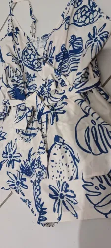 Macacão Azul e Branco Estampado Floral