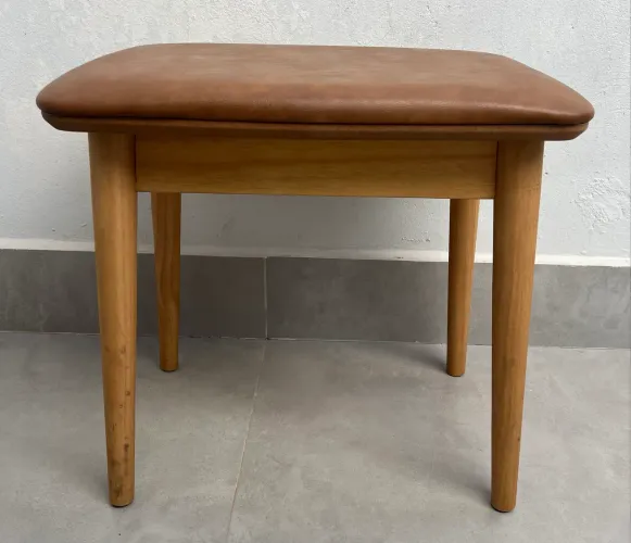 Banqueta para penteadeira Liva 50 cm x 48 cm Courino Caramelo CasaVee