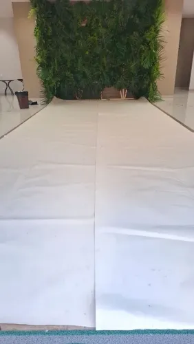 Carpete para eventos com duas partes de 20x2m na cor marfim
