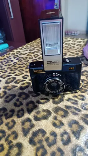 Máquina Fotográfica Antiga com Flash 