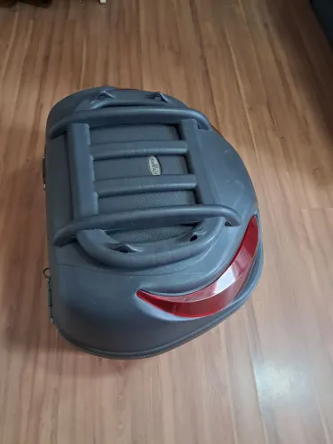 Baú de moto 48 litros com grade externa, preço 200,00 pra sair logo