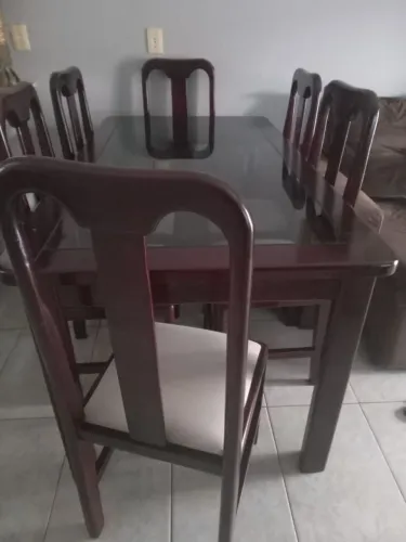 Mesa de madeira maciça com vidro central