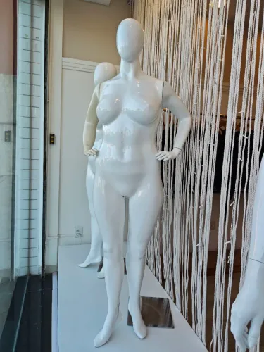 Manequim plus size em fibra 