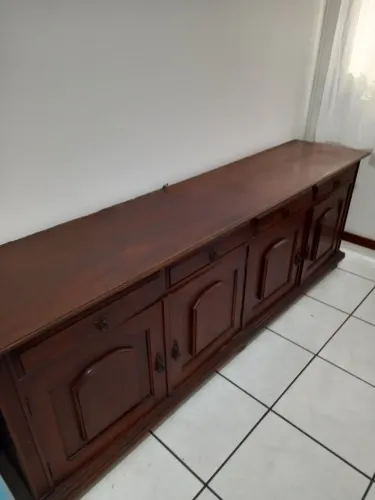 Balcão com 4 portas de madeira nobre