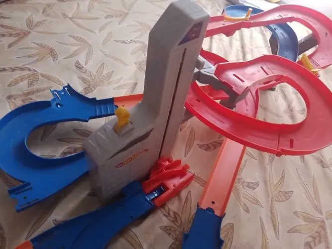 Pista com 2 elevador hot wheels