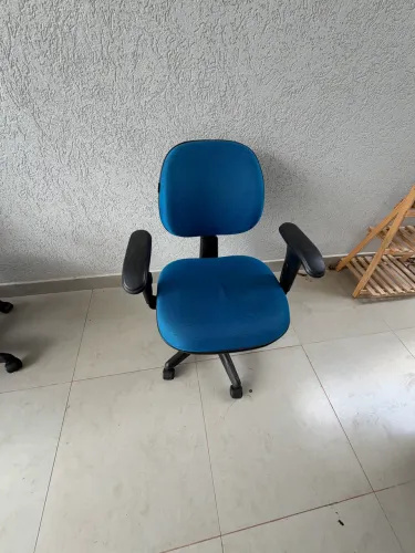 Cadeira de escritório semi nova