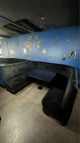 Sofá canto alemão de veludo preto, com mesa fixa de metal e MDF preto