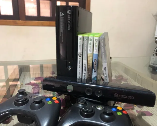 Xbox Super Slim+2 controles+5 jogos+1 Kinect 