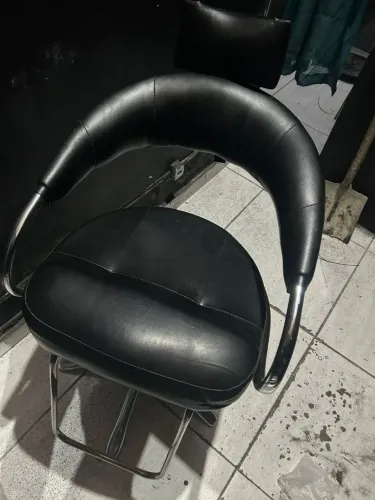 Cadeira de barbeiro semi nova