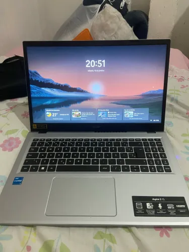 Notebook Acer usado poucas vezes. Acompanhado com carregador e bolsa para guardar