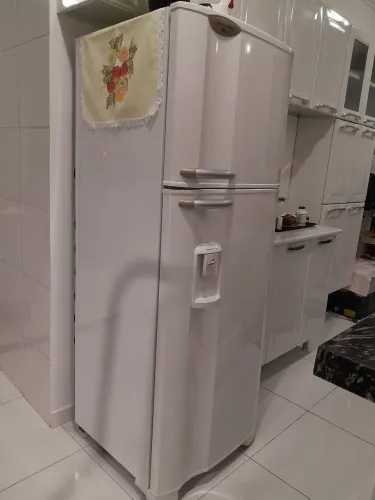 Geladeira Electrolux Frost Free DFW35 com Dispenser de Água