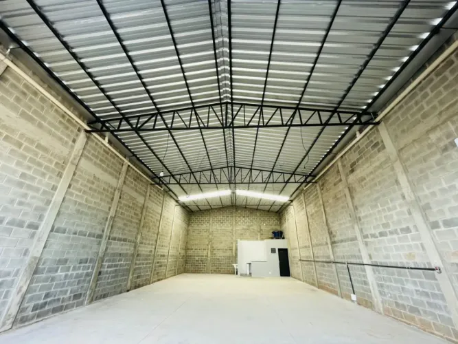Galpão comercial de 200m² com 02 banheiros para locação e venda - Vila Abranches