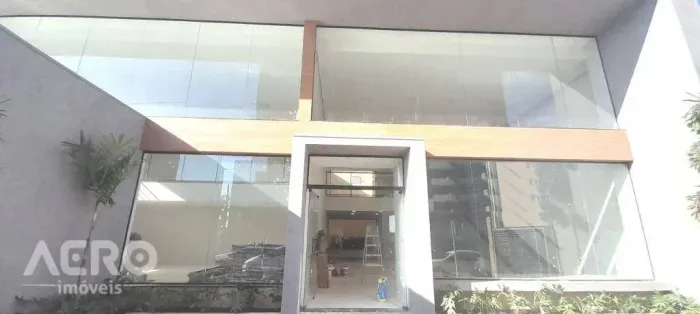 Linda loja com fachada toda em blindex, contendo aproximadamente 94m²