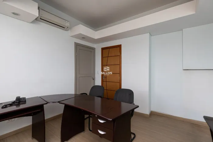 Sala comercial para alugar no Centro em Curitiba.