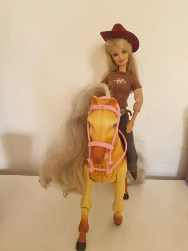 Barbie e Cavalo Horse Tawny que caminha e relincha