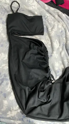 VESTIDO PRETO CANELADO COM FENDA