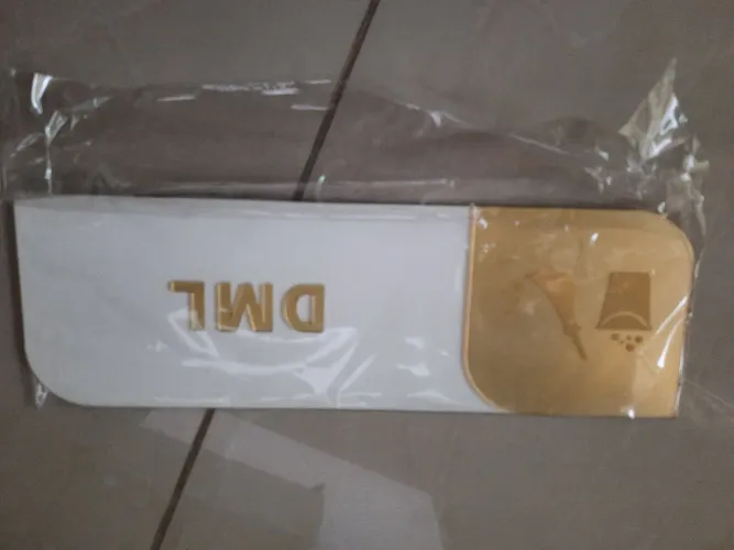 Placa DML em MDF com escrita dourada em acrílico