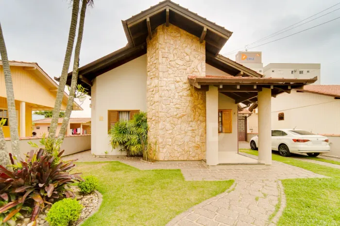Casa 3 dormitórios, suíte e churrasqueira