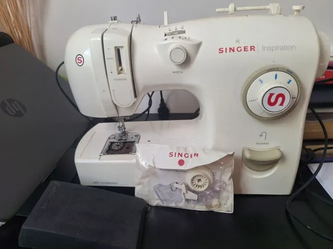 Máquina de Costura Singer