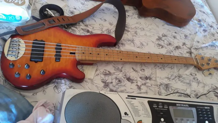 Vendo Baixo Lakland 5502 5 Cordas. Baixo raríssimo no Piauí