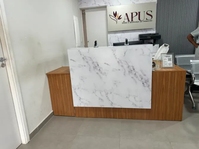 Excelente balcão para recepção