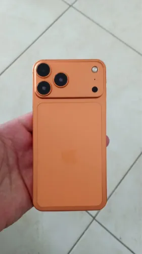 Vendo um IPhone XS Max com as costas do iPhone 17