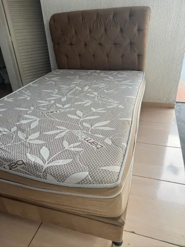 Cama solteirão com colchão rígido magnético