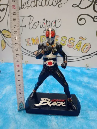Figura Impressão 3D Boneco Black Kamen Rider 15cm altura com base com logotipo.Tokusatsu