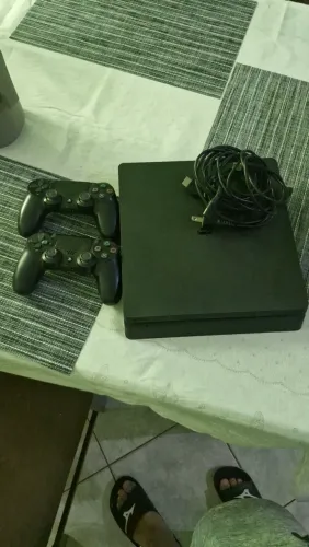 PlayStation 4 com dois controles originais Usado