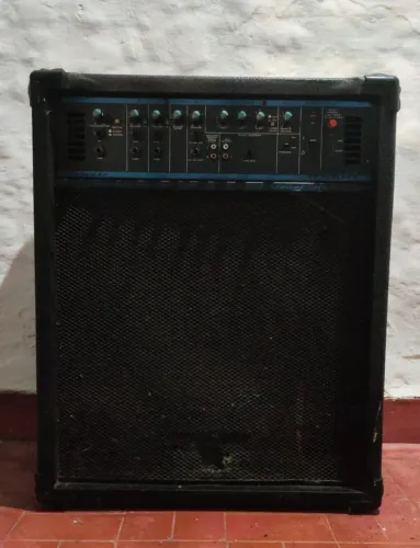 Caixa de Som Amplificada 700rms
