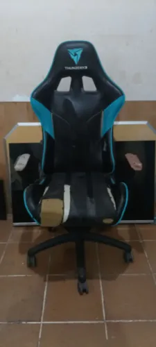 Cadeira gamer da marca Thunderx3 precisando restaurar o acento