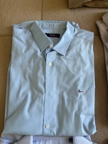 Vendo camisas e casacos