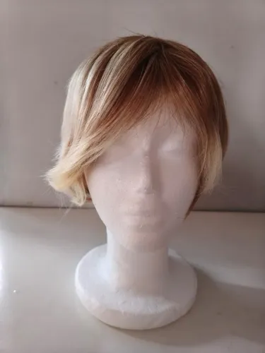 Peruca curta sintética castanha clara com mechas Cosplay