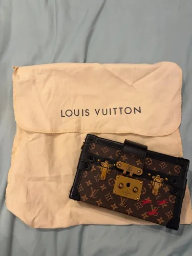 Clutch Louis Vuitton Monogram Estilo Baú - Detalhes Dourados
