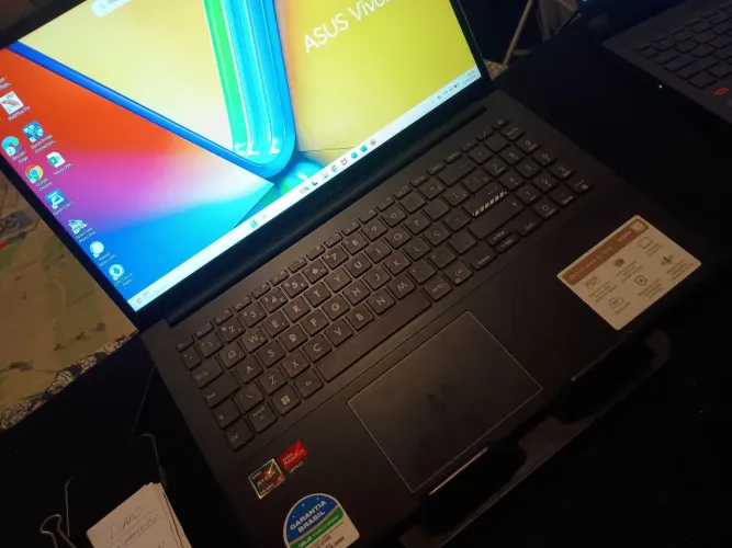Notebook Asus Vivobook Go 15 AMD Ryzen - 5 7520 U Radeon Graphics