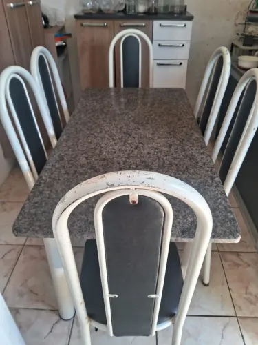 Uma mesa de mármore de 6 cadeiras, uma geladeira Esmaltec, uma lavadora suggar de 10 k