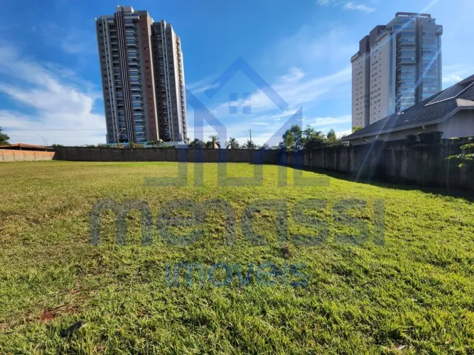 Terreno com 1246 m², excelente topografia no Residencial Royal Park.