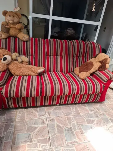 Vendo sofá 3 lugares ,com rodinhas de silicone