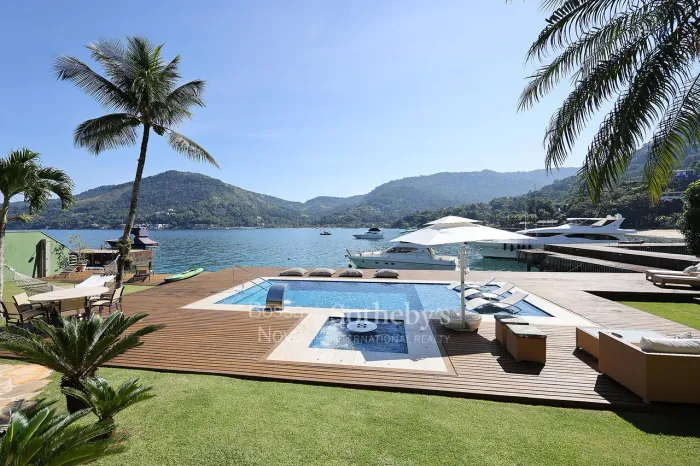Casa em condomínio fechado com vista mar e marina próxima à Ilha Grande