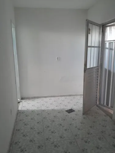 Vendo esta casa 1/4, sala , cozinha e banheiro
