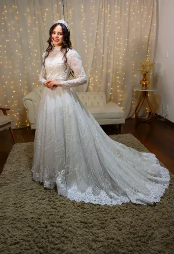 Vestido de noiva com véu e coroa