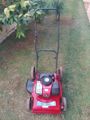 máquina de cortar grama a gasolina R$ 1.090,00 celular 61- *