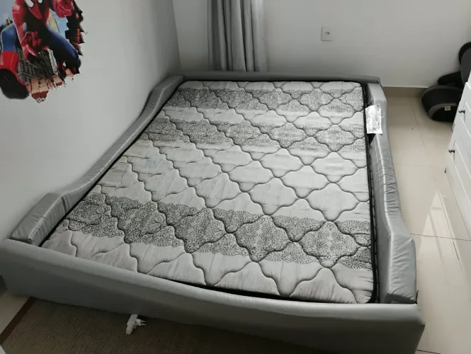 Cama casal montessoriana de esponja e couro