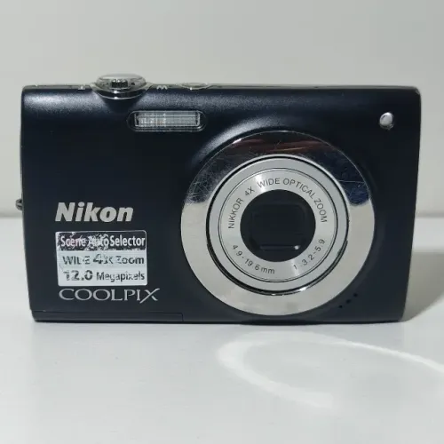 Câmera Digital Nikon Coolpix S2500 12MP 4x Preta com Acessórios e Brinde