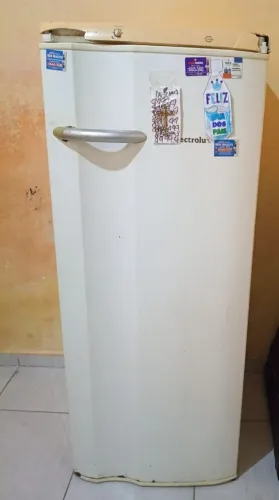Geladeira Electrolux funcionando gelando valor 600 reais