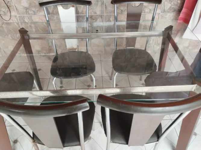 Mesa de vidro, 6 cadeiras em bom estado. Baixou o valor. 400,00.