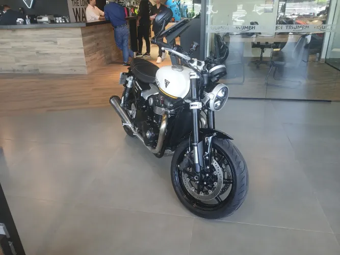 TRIUMPH SPEED TWIN 1200 2025/25 | SEMINOVA EXTRA 4.488KM